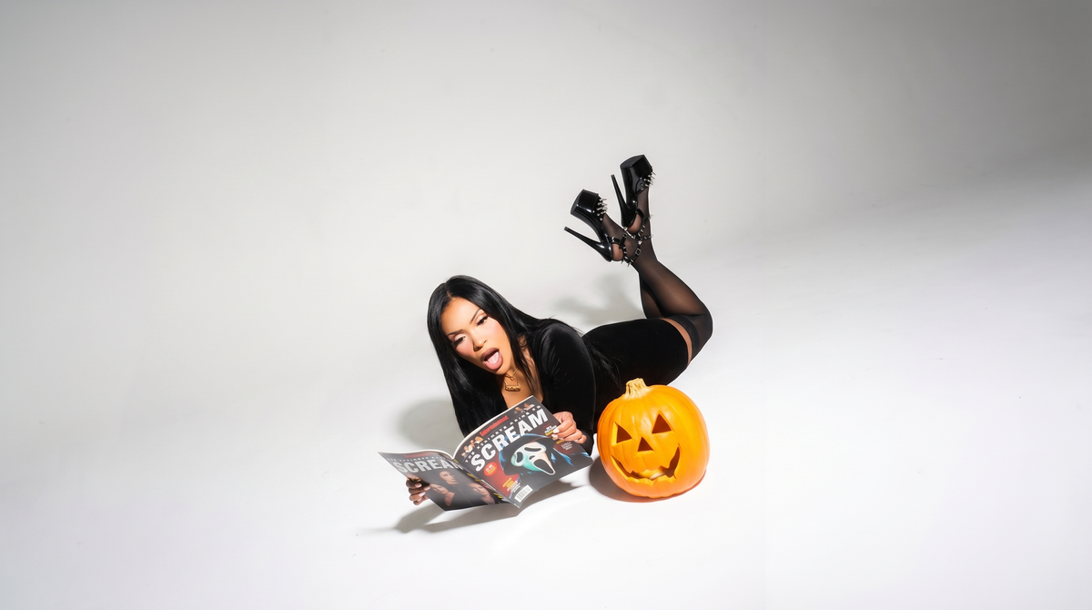 SPOOKY SEASON, SEXY LEGS